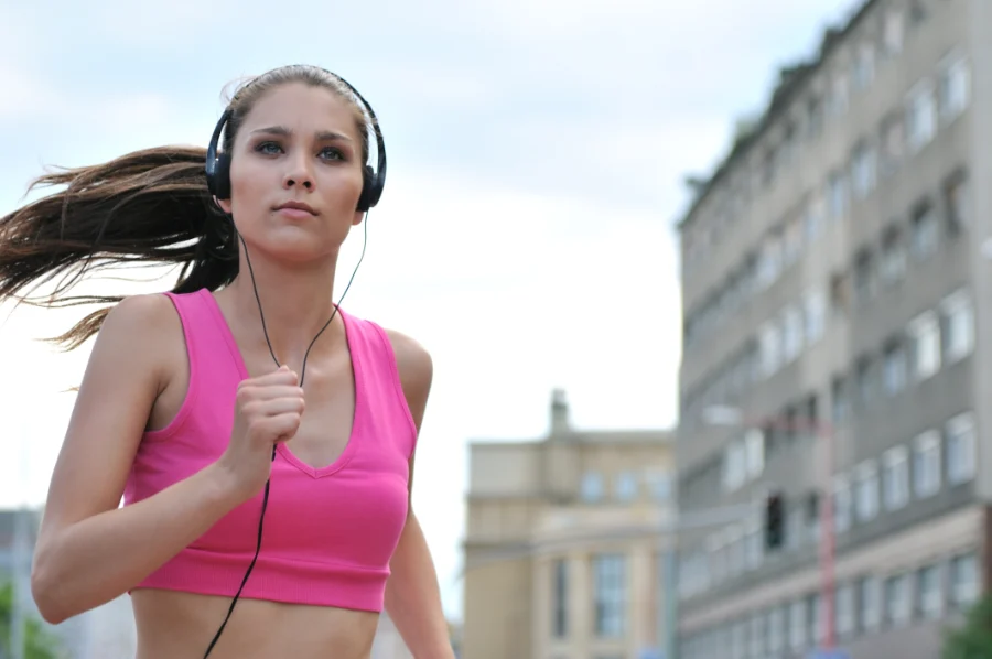 Veilig rennen op het ritme: hoe je muziek en oren beschermt